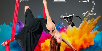 Femme danse acrobatique sur scène